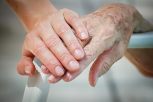 Chiedere l'assegno di cura per anziani
